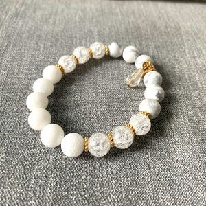 White Beaded Bracelet with Gold Accent 🤍